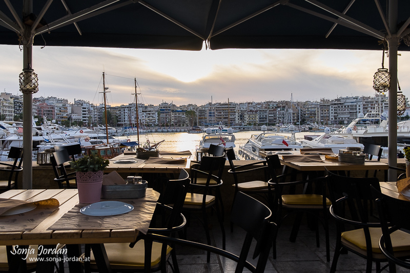 Restaurant mit Blick auf Hafen, Pasa-Limani, Athen, Griechenland