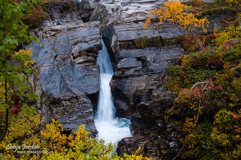 Wasserfall Silverfallet, Silberfall, Fluss Rakkasjohka mündet in See Torneträsk, Norrbotten, Norrbottens län, Laponia, Lappland, Schweden