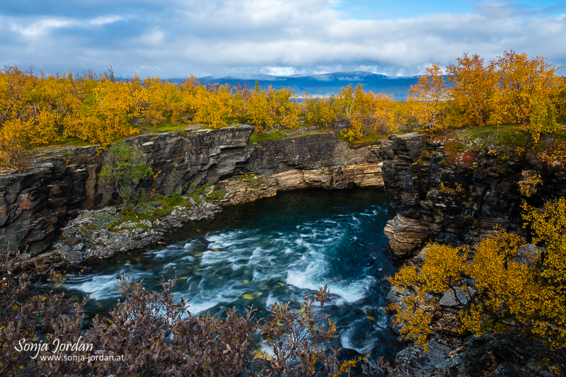Herbstlicher Abisko Canyon, Fluss Abiskojåkka, Abiskojakka, Abisko Nationalpark, Norrbotten, Norrbottens län, Laponia, Lappland, Schweden
