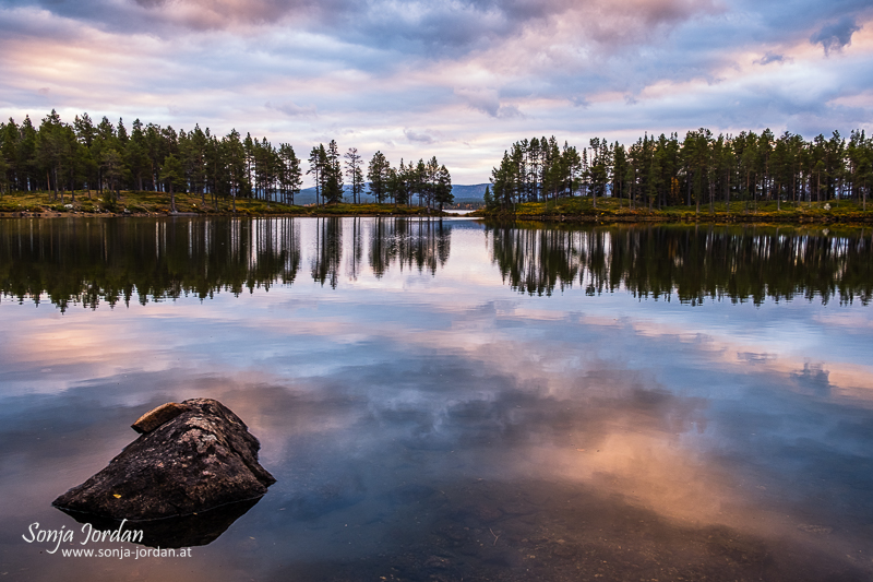 Abendstimmung, Spiegelung am See Saggat, Norrbotten, Norrbottens län, Laponia, Lappland, Schweden
