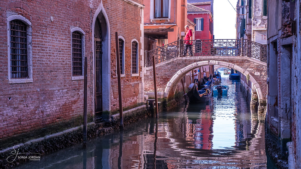 Brücke mit Spiegelung in Venedig