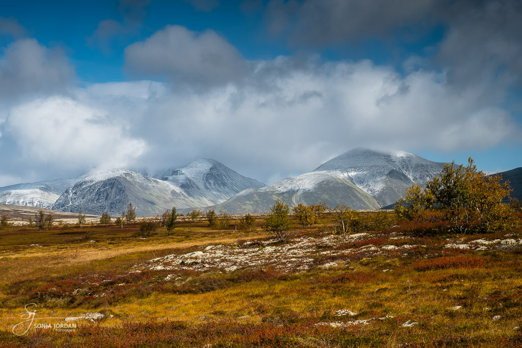 Wunderbare Herbstlandschaft mit frisch angezuckerten Bergspitzen.