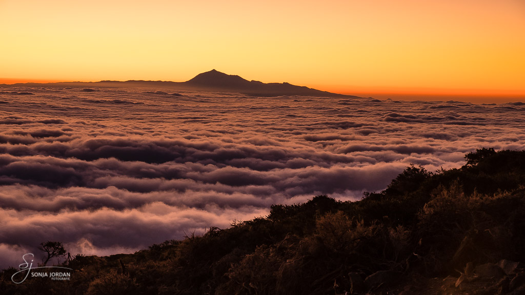 Blick auf die Nachbarinsel Teneriffa mit dem Teide