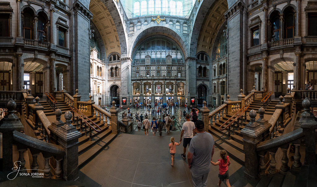 Die wunderschöne Bahnhofshalle in Antwerpen