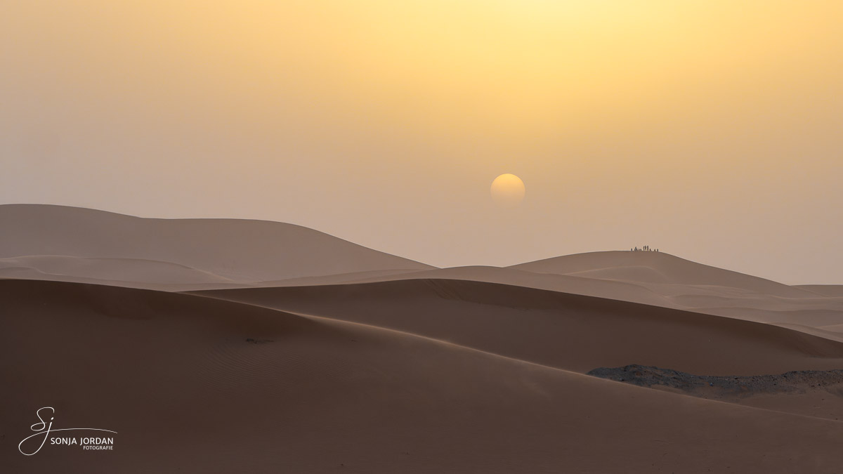 Sonnenuntergang in der Wüste nach einem Sandsturm